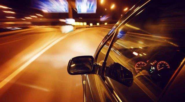 科四秘籍|夜间驾驶如何正确识别与判断路面状况？